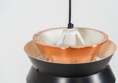 Copper pendant light by Vitrika (Denmark, 1960s). This elegant copper pendant lamp, designed by Vitrika Denmark, draws inspiration from Carl Thore’s iconic Trava models. Its sleek design features four copper shades, two of which are lacquered in black, creating a striking contrast. With its timeless, sophisticated appearance, this lamp seamlessly combines mid-century charm with modern elegance, making it a versatile addition to any interior. In very good condition.