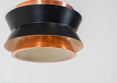 Copper pendant light by Vitrika (Denmark, 1960s). This elegant copper pendant lamp, designed by Vitrika Denmark, draws inspiration from Carl Thore’s iconic Trava models. Its sleek design features four copper shades, two of which are lacquered in black, creating a striking contrast. With its timeless, sophisticated appearance, this lamp seamlessly combines mid-century charm with modern elegance, making it a versatile addition to any interior. In very good condition.
