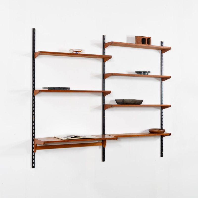 Beautiful wall-unit by Kai Kristiansen for FM Møbler (Denmark, 1960s). Just a stunning shelving system featuring three black metal wall mounts, six normal shelves and one extra wide shelve which can also be used as a small desk. The modular system allows for endless configuration possibilities, enabling you to arrange the pieces to suit your personal taste and space. The wall-unit remains in excellent condition!