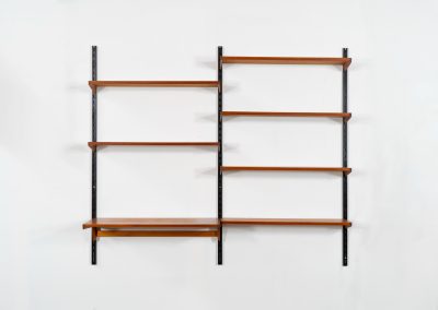 Beautiful wall-unit by Kai Kristiansen for FM Møbler (Denmark, 1960s). Just a stunning shelving system featuring three black metal wall mounts, six normal shelves and one extra wide shelve which can also be used as a small desk. The modular system allows for endless configuration possibilities, enabling you to arrange the pieces to suit your personal taste and space. The wall-unit remains in excellent condition!