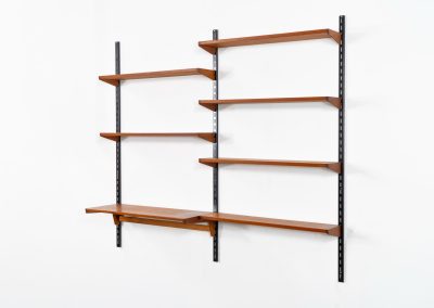 Beautiful wall-unit by Kai Kristiansen for FM Møbler (Denmark, 1960s). Just a stunning shelving system featuring three black metal wall mounts, six normal shelves and one extra wide shelve which can also be used as a small desk. The modular system allows for endless configuration possibilities, enabling you to arrange the pieces to suit your personal taste and space. The wall-unit remains in excellent condition!