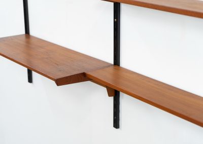 Beautiful wall-unit by Kai Kristiansen for FM Møbler (Denmark, 1960s). Just a stunning shelving system featuring three black metal wall mounts, six normal shelves and one extra wide shelve which can also be used as a small desk. The modular system allows for endless configuration possibilities, enabling you to arrange the pieces to suit your personal taste and space. The wall-unit remains in excellent condition!