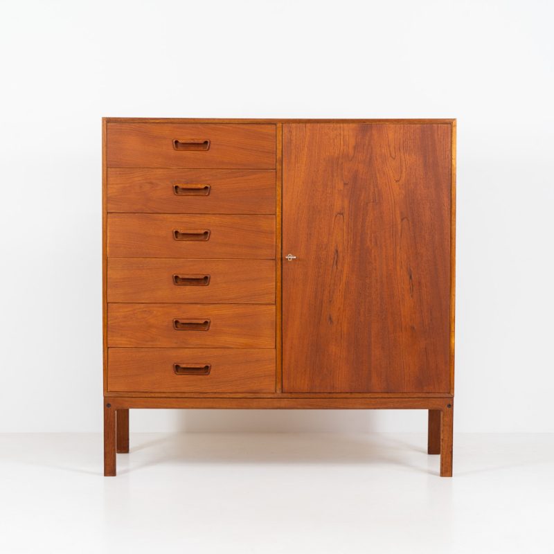 Rare highboard by Arne Wahl Iversen for Vinde Møbelfabrik (Denmark, 1960s). What a magnificent piece! It offers six drawers and a big door with two adjustable shelves and drawers on the inside. It features a mesmerizing wood pattern, beautiful inset handles and a sleek base. In very good condition and labeled by maker on the back.