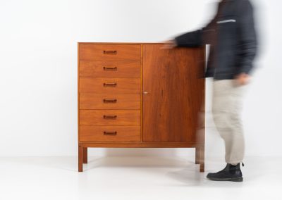 Rare highboard by Arne Wahl Iversen for Vinde Møbelfabrik (Denmark, 1960s). What a magnificent piece! It offers six drawers and a big door with two adjustable shelves and drawers on the inside. It features a mesmerizing wood pattern, beautiful inset handles and a sleek base. In very good condition and labeled by maker on the back.