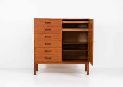 Rare highboard by Arne Wahl Iversen for Vinde Møbelfabrik (Denmark, 1960s). What a magnificent piece! It offers six drawers and a big door with two adjustable shelves and drawers on the inside. It features a mesmerizing wood pattern, beautiful inset handles and a sleek base. In very good condition and labeled by maker on the back.