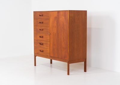 Rare highboard by Arne Wahl Iversen for Vinde Møbelfabrik (Denmark, 1960s). What a magnificent piece! It offers six drawers and a big door with two adjustable shelves and drawers on the inside. It features a mesmerizing wood pattern, beautiful inset handles and a sleek base. In very good condition and labeled by maker on the back.
