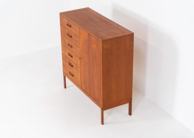 Rare highboard by Arne Wahl Iversen for Vinde Møbelfabrik (Denmark, 1960s). What a magnificent piece! It offers six drawers and a big door with two adjustable shelves and drawers on the inside. It features a mesmerizing wood pattern, beautiful inset handles and a sleek base. In very good condition and labeled by maker on the back.