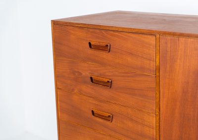 Rare highboard by Arne Wahl Iversen for Vinde Møbelfabrik (Denmark, 1960s). What a magnificent piece! It offers six drawers and a big door with two adjustable shelves and drawers on the inside. It features a mesmerizing wood pattern, beautiful inset handles and a sleek base. In very good condition and labeled by maker on the back.