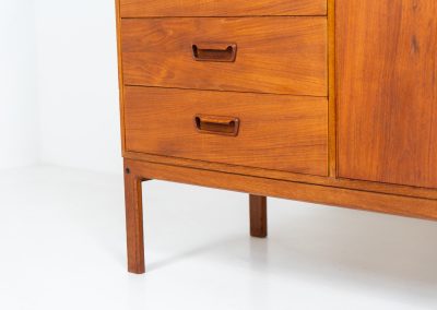 Rare highboard by Arne Wahl Iversen for Vinde Møbelfabrik (Denmark, 1960s). What a magnificent piece! It offers six drawers and a big door with two adjustable shelves and drawers on the inside. It features a mesmerizing wood pattern, beautiful inset handles and a sleek base. In very good condition and labeled by maker on the back.