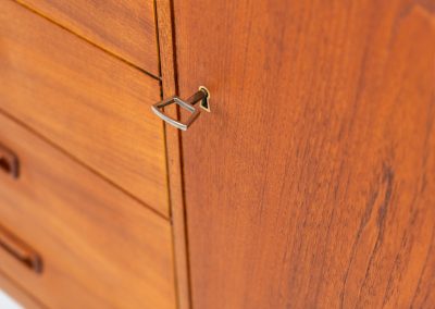 Rare highboard by Arne Wahl Iversen for Vinde Møbelfabrik (Denmark, 1960s). What a magnificent piece! It offers six drawers and a big door with two adjustable shelves and drawers on the inside. It features a mesmerizing wood pattern, beautiful inset handles and a sleek base. In very good condition and labeled by maker on the back.
