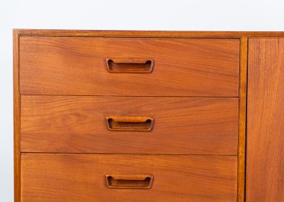 Rare highboard by Arne Wahl Iversen for Vinde Møbelfabrik (Denmark, 1960s). What a magnificent piece! It offers six drawers and a big door with two adjustable shelves and drawers on the inside. It features a mesmerizing wood pattern, beautiful inset handles and a sleek base. In very good condition and labeled by maker on the back.