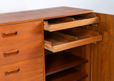 Rare highboard by Arne Wahl Iversen for Vinde Møbelfabrik (Denmark, 1960s). What a magnificent piece! It offers six drawers and a big door with two adjustable shelves and drawers on the inside. It features a mesmerizing wood pattern, beautiful inset handles and a sleek base. In very good condition and labeled by maker on the back.