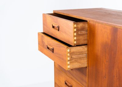 Rare highboard by Arne Wahl Iversen for Vinde Møbelfabrik (Denmark, 1960s). What a magnificent piece! It offers six drawers and a big door with two adjustable shelves and drawers on the inside. It features a mesmerizing wood pattern, beautiful inset handles and a sleek base. In very good condition and labeled by maker on the back.