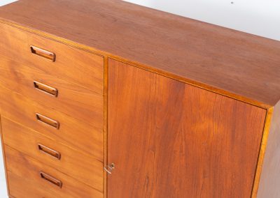 Rare highboard by Arne Wahl Iversen for Vinde Møbelfabrik (Denmark, 1960s). What a magnificent piece! It offers six drawers and a big door with two adjustable shelves and drawers on the inside. It features a mesmerizing wood pattern, beautiful inset handles and a sleek base. In very good condition and labeled by maker on the back.