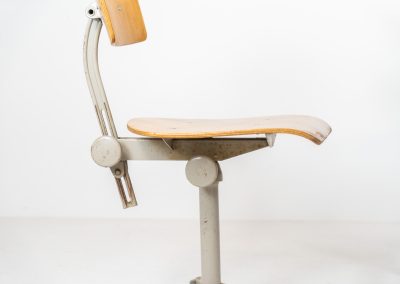 “Reply” drafting table and chair by Wim Rietveld & Friso Kramer for Ahrend de Cirkel (The Netherlands, 1950s). This highly adjustable collaboration by Friso Kramer & Wim Rietveld makes it possible to use the table at any preferred height and position. It won the prestigious ‘Singe d’Or’ in Brussels 1963. It consists of an enameled metal frame and a wooden top which both have a nice patina and age related using traces. A perfect piece to use as a writing desk or architect table. The table and chair are both marked by maker.