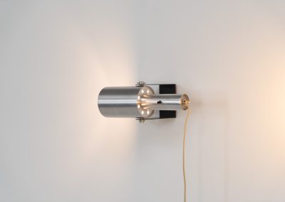 Beautiful pair of “Sonet” wall lights by Hans P. Jeppesen for Fog & Mørup (Denmark, 1960s). These modernist fixtures feature a black lacquered metal base and a brushed aluminium lamp shade, they are easily adjustable in multiple angles and directions. Both pieces are in original condition. They do have a few dents and surface scratches, but are in very good vintage condition! Labeled by maker.