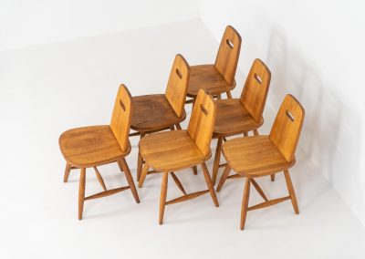 Set of six rare “Pirtti” dining chairs by Eero Aarnio for Laukaan Puu (Finland, 1960s). This exceptional set of “Pirtti” dining chairs by Eero Aarnio stands out from the more common pine versions, as they are crafted from solid oak. Their bold, sculptural design strikes a balance between brutalism and organic softness, with rounded edges and a strong, grounded presence. The oak has aged beautifully over time, with each chair showcasing a unique patina and subtle variations in wood grain and tone. While they bear visible signs of use, these natural imperfections only enhance their character, giving them a rich, lived-in warmth.