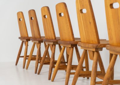 Set of six rare “Pirtti” dining chairs by Eero Aarnio for Laukaan Puu (Finland, 1960s). This exceptional set of “Pirtti” dining chairs by Eero Aarnio stands out from the more common pine versions, as they are crafted from solid oak. Their bold, sculptural design strikes a balance between brutalism and organic softness, with rounded edges and a strong, grounded presence. The oak has aged beautifully over time, with each chair showcasing a unique patina and subtle variations in wood grain and tone. While they bear visible signs of use, these natural imperfections only enhance their character, giving them a rich, lived-in warmth.