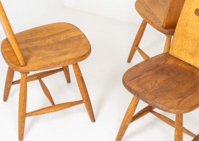 Set of six rare “Pirtti” dining chairs by Eero Aarnio for Laukaan Puu (Finland, 1960s). This exceptional set of “Pirtti” dining chairs by Eero Aarnio stands out from the more common pine versions, as they are crafted from solid oak. Their bold, sculptural design strikes a balance between brutalism and organic softness, with rounded edges and a strong, grounded presence. The oak has aged beautifully over time, with each chair showcasing a unique patina and subtle variations in wood grain and tone. While they bear visible signs of use, these natural imperfections only enhance their character, giving them a rich, lived-in warmth.