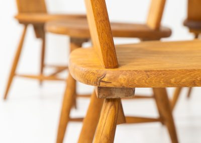 Set of six rare “Pirtti” dining chairs by Eero Aarnio for Laukaan Puu (Finland, 1960s). This exceptional set of “Pirtti” dining chairs by Eero Aarnio stands out from the more common pine versions, as they are crafted from solid oak. Their bold, sculptural design strikes a balance between brutalism and organic softness, with rounded edges and a strong, grounded presence. The oak has aged beautifully over time, with each chair showcasing a unique patina and subtle variations in wood grain and tone. While they bear visible signs of use, these natural imperfections only enhance their character, giving them a rich, lived-in warmth.