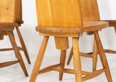 Set of six rare “Pirtti” dining chairs by Eero Aarnio for Laukaan Puu (Finland, 1960s). This exceptional set of “Pirtti” dining chairs by Eero Aarnio stands out from the more common pine versions, as they are crafted from solid oak. Their bold, sculptural design strikes a balance between brutalism and organic softness, with rounded edges and a strong, grounded presence. The oak has aged beautifully over time, with each chair showcasing a unique patina and subtle variations in wood grain and tone. While they bear visible signs of use, these natural imperfections only enhance their character, giving them a rich, lived-in warmth.