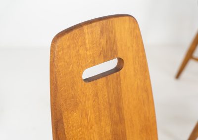 Set of six rare “Pirtti” dining chairs by Eero Aarnio for Laukaan Puu (Finland, 1960s). This exceptional set of “Pirtti” dining chairs by Eero Aarnio stands out from the more common pine versions, as they are crafted from solid oak. Their bold, sculptural design strikes a balance between brutalism and organic softness, with rounded edges and a strong, grounded presence. The oak has aged beautifully over time, with each chair showcasing a unique patina and subtle variations in wood grain and tone. While they bear visible signs of use, these natural imperfections only enhance their character, giving them a rich, lived-in warmth.