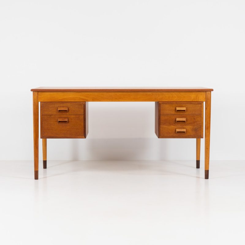 Beautiful writing desk by Børge Mogensen for Søborg Møbelfabrik (Denmark, 1960s). A stunning piece designed by the renowned Borge Mogensen, expertly crafted from teak and beech wood. This elegant desk features five spacious drawers and a generously sized top, providing ample workspace. The desk is nicely finished on the back, so it’s a perfect piece to be placed free-standing. It is in very good vintage condition with a nice patina and one repair mark on the inside of the right cabinet, as shown on the picture.