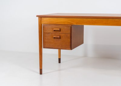 Beautiful writing desk by Børge Mogensen for Søborg Møbelfabrik (Denmark, 1960s). A stunning piece designed by the renowned Borge Mogensen, expertly crafted from teak and beech wood. This elegant desk features five spacious drawers and a generously sized top, providing ample workspace. The desk is nicely finished on the back, so it’s a perfect piece to be placed free-standing. It is in very good vintage condition with a nice patina and one repair mark on the inside of the right cabinet, as shown on the picture.