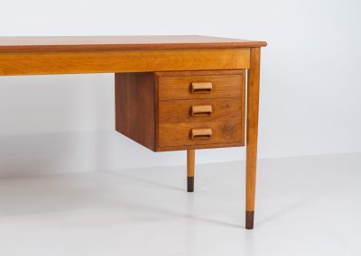 Beautiful writing desk by Børge Mogensen for Søborg Møbelfabrik (Denmark, 1960s). A stunning piece designed by the renowned Borge Mogensen, expertly crafted from teak and beech wood. This elegant desk features five spacious drawers and a generously sized top, providing ample workspace. The desk is nicely finished on the back, so it’s a perfect piece to be placed free-standing. It is in very good vintage condition with a nice patina and one repair mark on the inside of the right cabinet, as shown on the picture.
