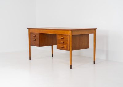 Beautiful writing desk by Børge Mogensen for Søborg Møbelfabrik (Denmark, 1960s). A stunning piece designed by the renowned Borge Mogensen, expertly crafted from teak and beech wood. This elegant desk features five spacious drawers and a generously sized top, providing ample workspace. The desk is nicely finished on the back, so it’s a perfect piece to be placed free-standing. It is in very good vintage condition with a nice patina and one repair mark on the inside of the right cabinet, as shown on the picture.