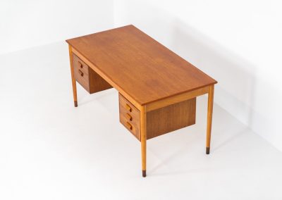Beautiful writing desk by Børge Mogensen for Søborg Møbelfabrik (Denmark, 1960s). A stunning piece designed by the renowned Borge Mogensen, expertly crafted from teak and beech wood. This elegant desk features five spacious drawers and a generously sized top, providing ample workspace. The desk is nicely finished on the back, so it’s a perfect piece to be placed free-standing. It is in very good vintage condition with a nice patina and one repair mark on the inside of the right cabinet, as shown on the picture.