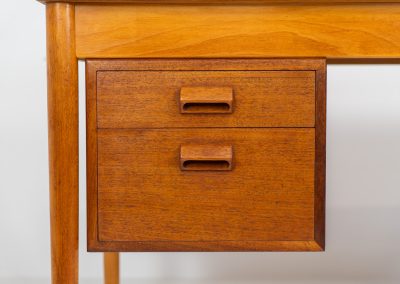 Beautiful writing desk by Børge Mogensen for Søborg Møbelfabrik (Denmark, 1960s). A stunning piece designed by the renowned Borge Mogensen, expertly crafted from teak and beech wood. This elegant desk features five spacious drawers and a generously sized top, providing ample workspace. The desk is nicely finished on the back, so it’s a perfect piece to be placed free-standing. It is in very good vintage condition with a nice patina and one repair mark on the inside of the right cabinet, as shown on the picture.