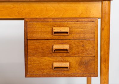 Beautiful writing desk by Børge Mogensen for Søborg Møbelfabrik (Denmark, 1960s). A stunning piece designed by the renowned Borge Mogensen, expertly crafted from teak and beech wood. This elegant desk features five spacious drawers and a generously sized top, providing ample workspace. The desk is nicely finished on the back, so it’s a perfect piece to be placed free-standing. It is in very good vintage condition with a nice patina and one repair mark on the inside of the right cabinet, as shown on the picture.