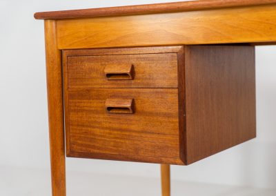 Beautiful writing desk by Børge Mogensen for Søborg Møbelfabrik (Denmark, 1960s). A stunning piece designed by the renowned Borge Mogensen, expertly crafted from teak and beech wood. This elegant desk features five spacious drawers and a generously sized top, providing ample workspace. The desk is nicely finished on the back, so it’s a perfect piece to be placed free-standing. It is in very good vintage condition with a nice patina and one repair mark on the inside of the right cabinet, as shown on the picture.