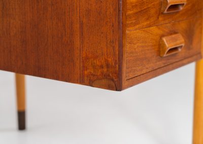 Beautiful writing desk by Børge Mogensen for Søborg Møbelfabrik (Denmark, 1960s). A stunning piece designed by the renowned Borge Mogensen, expertly crafted from teak and beech wood. This elegant desk features five spacious drawers and a generously sized top, providing ample workspace. The desk is nicely finished on the back, so it’s a perfect piece to be placed free-standing. It is in very good vintage condition with a nice patina and one repair mark on the inside of the right cabinet, as shown on the picture.