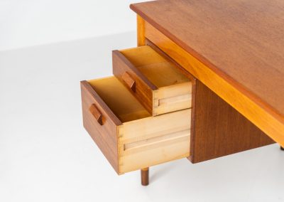 Beautiful writing desk by Børge Mogensen for Søborg Møbelfabrik (Denmark, 1960s). A stunning piece designed by the renowned Borge Mogensen, expertly crafted from teak and beech wood. This elegant desk features five spacious drawers and a generously sized top, providing ample workspace. The desk is nicely finished on the back, so it’s a perfect piece to be placed free-standing. It is in very good vintage condition with a nice patina and one repair mark on the inside of the right cabinet, as shown on the picture.
