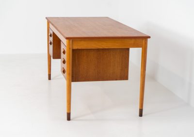 Beautiful writing desk by Børge Mogensen for Søborg Møbelfabrik (Denmark, 1960s). A stunning piece designed by the renowned Borge Mogensen, expertly crafted from teak and beech wood. This elegant desk features five spacious drawers and a generously sized top, providing ample workspace. The desk is nicely finished on the back, so it’s a perfect piece to be placed free-standing. It is in very good vintage condition with a nice patina and one repair mark on the inside of the right cabinet, as shown on the picture.