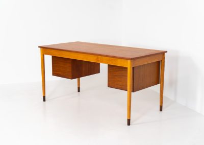 Beautiful writing desk by Børge Mogensen for Søborg Møbelfabrik (Denmark, 1960s). A stunning piece designed by the renowned Borge Mogensen, expertly crafted from teak and beech wood. This elegant desk features five spacious drawers and a generously sized top, providing ample workspace. The desk is nicely finished on the back, so it’s a perfect piece to be placed free-standing. It is in very good vintage condition with a nice patina and one repair mark on the inside of the right cabinet, as shown on the picture.