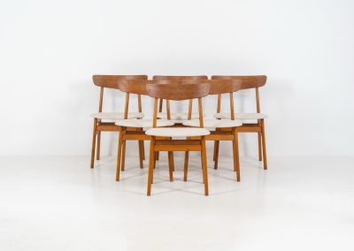Set of 6 Mosbøl dining chairs by Findahl (Denmark, 1960s). A timeless design made with durable Danish quality. They consist of a solid beech frame and a teak backrest. Newly upholstered in an off-white high quality hemp & cotton fabric. In good condition with some normal using traces and a nice patina to the wood.