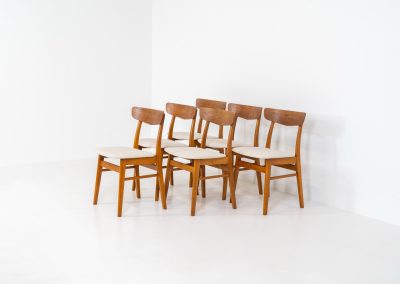 Set of 6 Mosbøl dining chairs by Findahl (Denmark, 1960s). A timeless design made with durable Danish quality. They consist of a solid beech frame and a teak backrest. Newly upholstered in an off-white high quality hemp & cotton fabric. In good condition with some normal using traces and a nice patina to the wood.