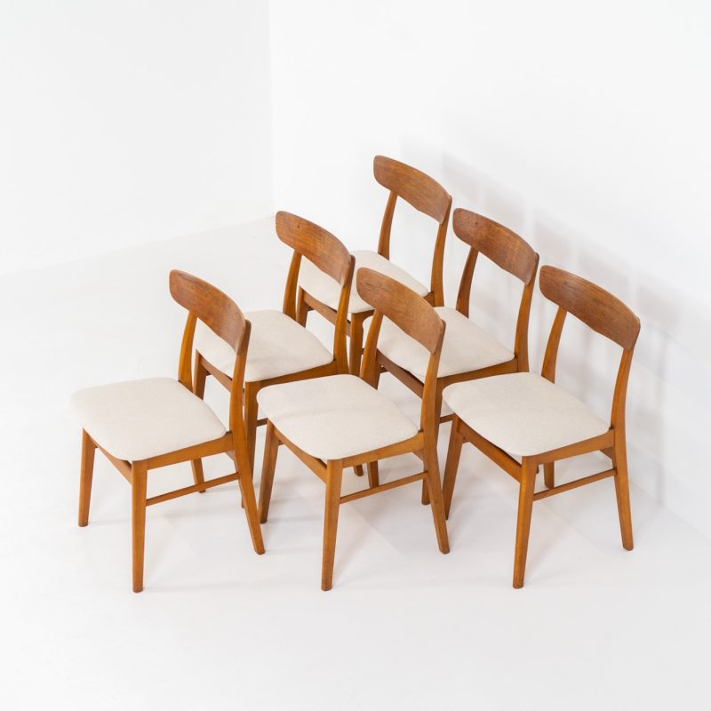 Set of 6 Mosbøl dining chairs by Findahl (Denmark, 1960s). A timeless design made with durable Danish quality. They consist of a solid beech frame and a teak backrest. Newly upholstered in an off-white high quality hemp & cotton fabric. In good condition with some normal using traces and a nice patina to the wood.