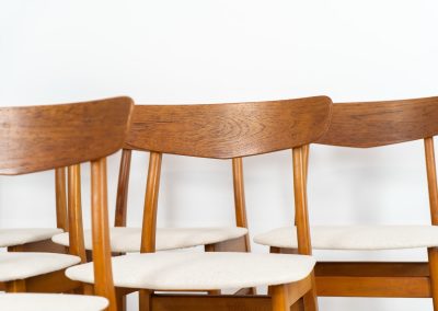 Set of 6 Mosbøl dining chairs by Findahl (Denmark, 1960s). A timeless design made with durable Danish quality. They consist of a solid beech frame and a teak backrest. Newly upholstered in an off-white high quality hemp & cotton fabric. In good condition with some normal using traces and a nice patina to the wood.