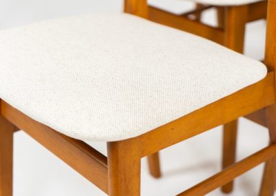 Set of 6 Mosbøl dining chairs by Findahl (Denmark, 1960s). A timeless design made with durable Danish quality. They consist of a solid beech frame and a teak backrest. Newly upholstered in an off-white high quality hemp & cotton fabric. In good condition with some normal using traces and a nice patina to the wood.