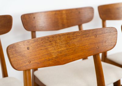 Set of 6 Mosbøl dining chairs by Findahl (Denmark, 1960s). A timeless design made with durable Danish quality. They consist of a solid beech frame and a teak backrest. Newly upholstered in an off-white high quality hemp & cotton fabric. In good condition with some normal using traces and a nice patina to the wood.