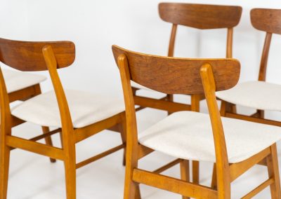Set of 6 Mosbøl dining chairs by Findahl (Denmark, 1960s). A timeless design made with durable Danish quality. They consist of a solid beech frame and a teak backrest. Newly upholstered in an off-white high quality hemp & cotton fabric. In good condition with some normal using traces and a nice patina to the wood.