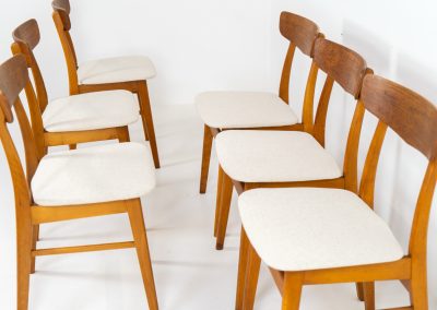 Set of 6 Mosbøl dining chairs by Findahl (Denmark, 1960s). A timeless design made with durable Danish quality. They consist of a solid beech frame and a teak backrest. Newly upholstered in an off-white high quality hemp & cotton fabric. In good condition with some normal using traces and a nice patina to the wood.