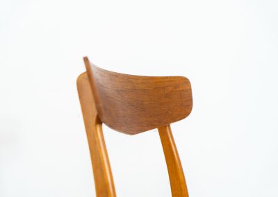 Set of 6 Mosbøl dining chairs by Findahl (Denmark, 1960s). A timeless design made with durable Danish quality. They consist of a solid beech frame and a teak backrest. Newly upholstered in an off-white high quality hemp & cotton fabric. In good condition with some normal using traces and a nice patina to the wood.