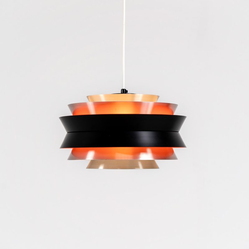 “Trava” pendant light by Carl Thore for Granhaga (Sweden, 1960s). A sleek and sophisticated design featuring six stacked aluminum shades. Two of the shades are lacquered in black on the outside and finished in a vibrant orange on the inside, creating a beautifully diffused, atmospheric glow. Newly rewired and in very good condition. A striking mid-century piece that adds warmth and character to any space!