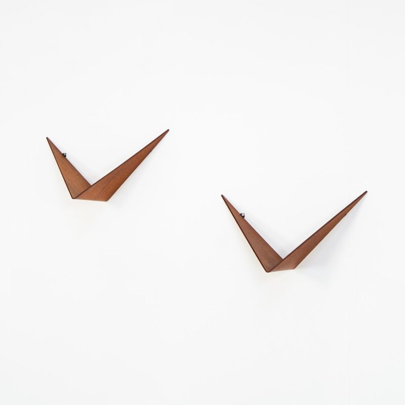 Collectors item! Pair of “Butterfly” wall-shelves by Poul Cadovius for Cado (Denmark, 1950s). These exquisite early butterfly shelves embody simplicity and elegance. Crafted from plywood with a teak finish, they showcase exceptional craftsmanship and fine detailing. Their versatile design allows for easy placement at different angles, making them both functional and visually striking. In mint, original condition! A true gem for collectors and design enthusiasts. In mint and original condition!
