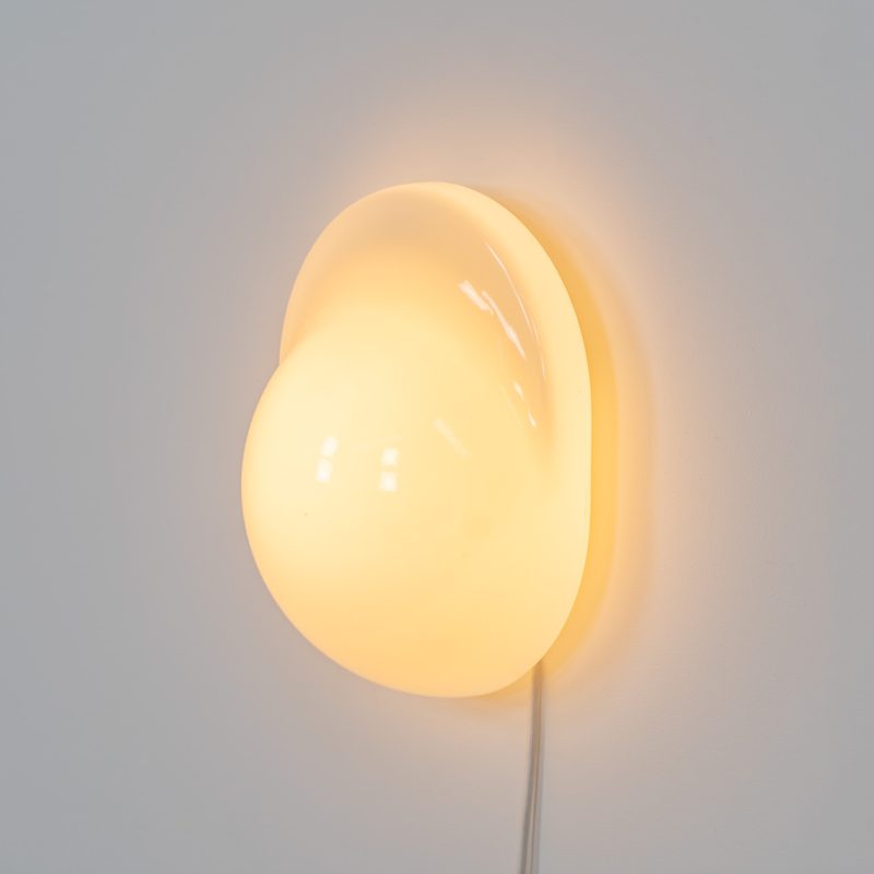 Stunning “Tortue” wall/table lamp by Rodolfo Bonetto for Candle (Italy, 1970s). This glass wall lamp, which can also be used as a table lamp, has a remarkable design and gives a stunning light dispersion due to its shape. It can be turned on and off by pushing down the glass body. In very good condition and stamped at the back of the base.
